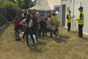 V Praze zahájilo provoz stanové městečko. Už se tam přesunuly desítky ukrajinských uprchlíků