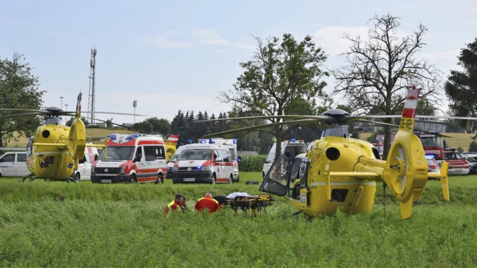 Rakouští záchranáři u nehody vlaku