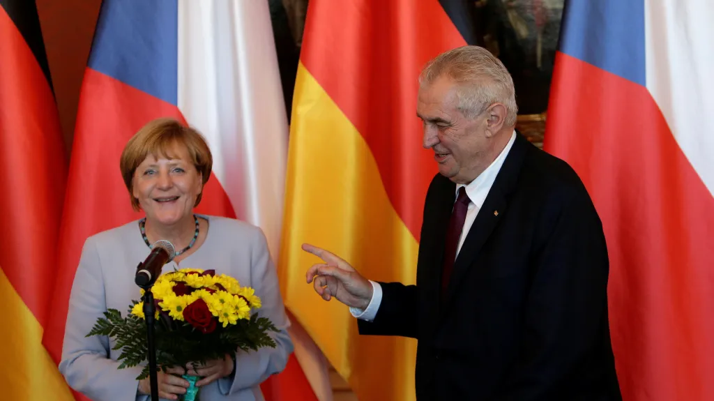 Český prezident vítá na Hradě německou kancléřku