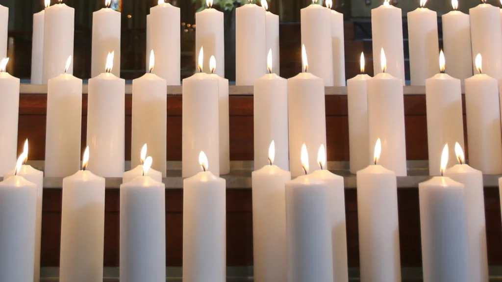 Svíčky pro oběti tragédie letadla Germanwings