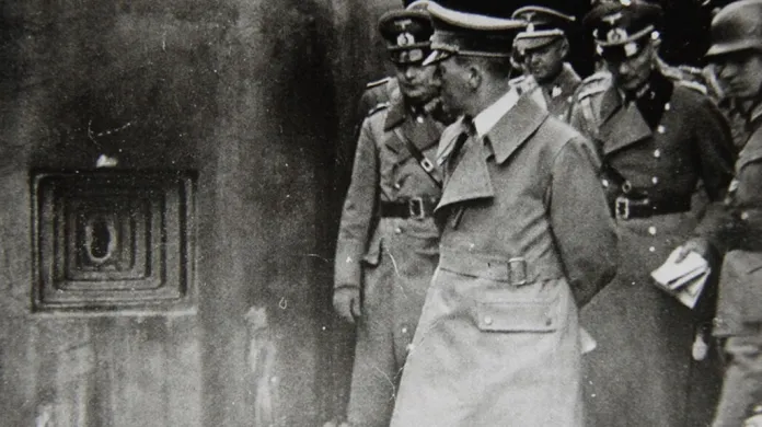 Adolf Hitler při prohlídce objektu československého opevnění, které po mnichovské dohodě připadlo Německu