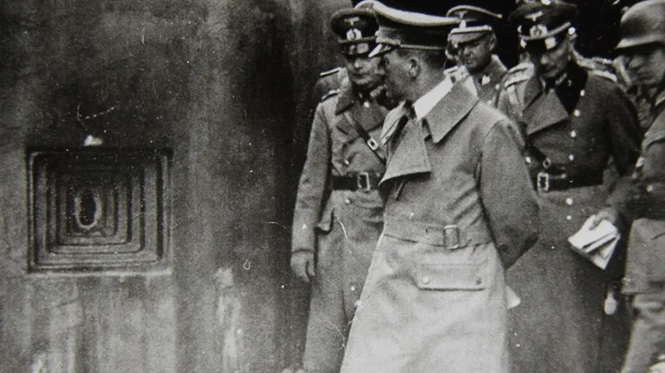 Adolf Hitler při prohlídce objektu československého opevnění, které po mnichovské dohodě připadlo Německu