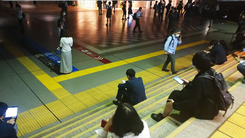 Cestující čekají v tokijské stanici JR Shinagawa. Vlaková doprava byla kvůli zemětřesení přerušena