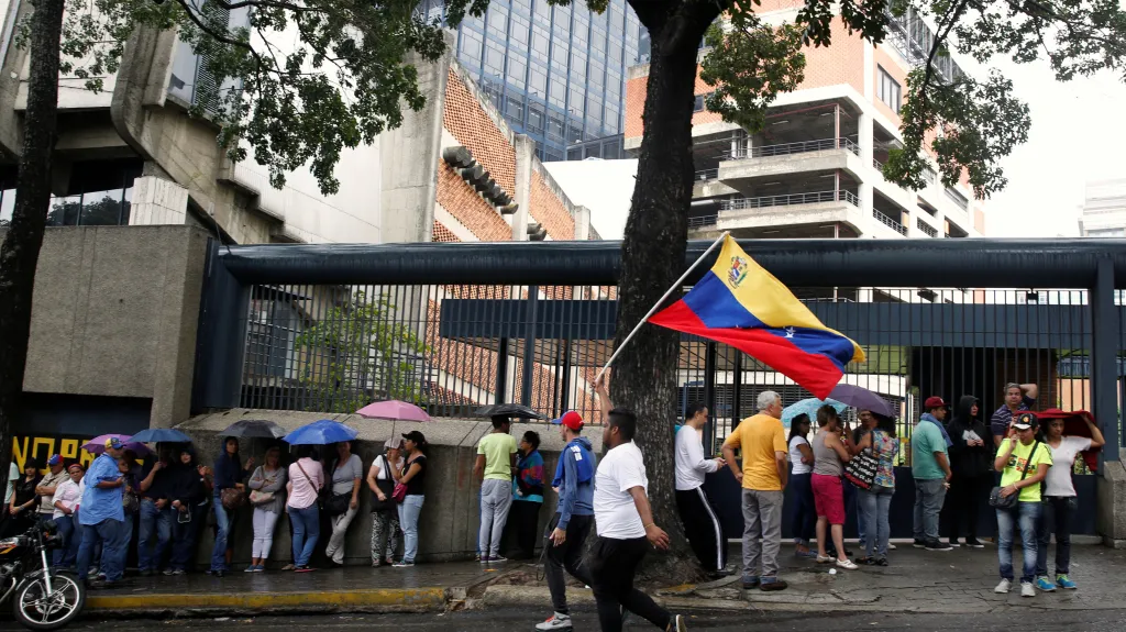 Lidé v Caracasu čekají ve frontě na otisky prstů k ověření podpisů pod peticí