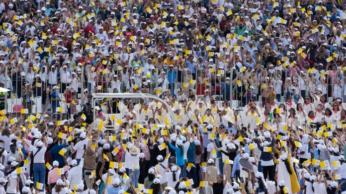 Papež František při příjezdu na stadion v Manámě