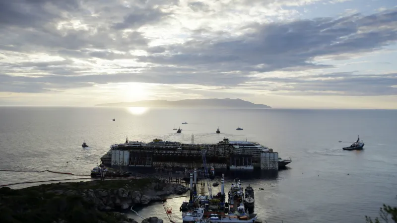 Poslední přípravy na odtažení Costy Concordie