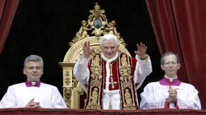 Papež Benedikt XVI. při svém tradičním poselství Urbi et Orbi.