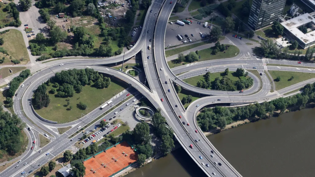 Po Městském okruhu lze zatím dojet k mimoúrovňové křižovatce Pelc-Tyrolka