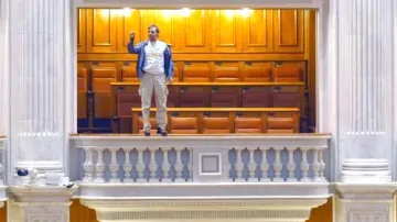 Adrian Sobaru skáče z balkonu v parlamentu