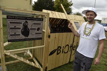 Netradiční návrat k tradici. Bioodpad na sídlišti pomohou likvidovat slepice