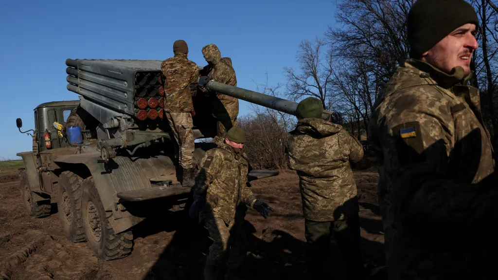 Ukrajinští obránci u Bachmutu připravují k odpalu raketomet