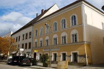 Hitlerův rodný dům se začal měnit na policejní stanici. Je to špatný signál, tvrdí kritici