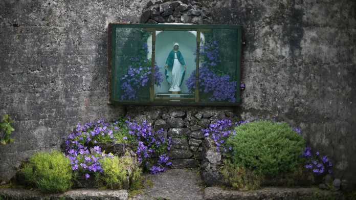 U sirotčince v irském Tuamu byly pohřbeny stovky dětí
