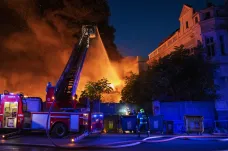 Hasiči bojovali s rozsáhlým požárem opuštěného areálu v Plzni. Vyhlásili nejvyšší stupeň poplachu