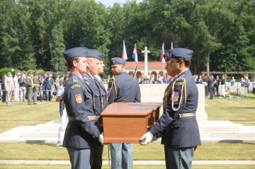 V Nizozemsku pohřbili pětici československých letců. Padli před 81 lety