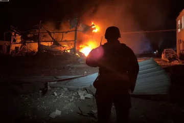 Mrtví a zranění zůstali po úderech ruských dronů na Cherson