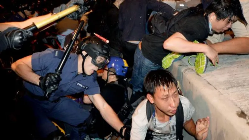 Policie v Hongkkongu sáhla k nejhoršímu násilí od začátku protestů