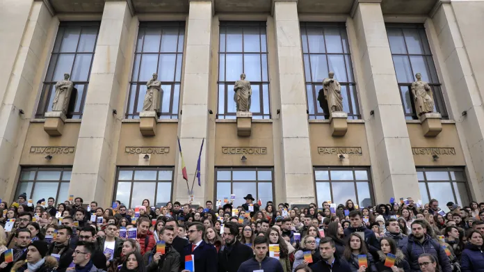 Tichý protest studentů práva v Bukurešti, v ruce drží kopii rumunské ústavy