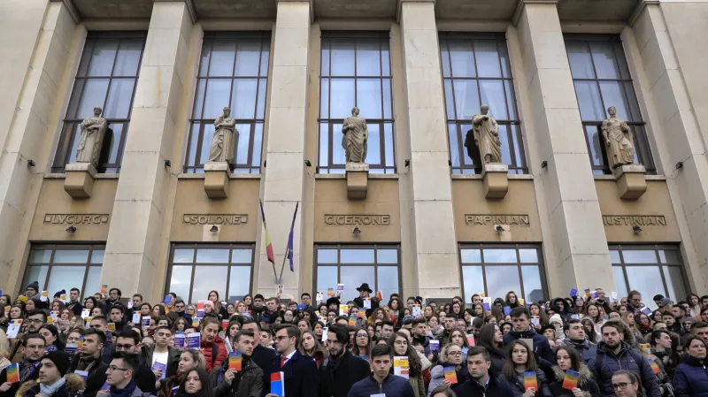 Tichý protest studentů práva v Bukurešti, v ruce drží kopii rumunské ústavy