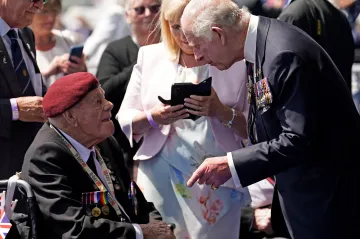 Karel III. ocenil odvahu účastníků vylodění v Normandii. Oslavy osmdesátého výročí zahájil i Macron