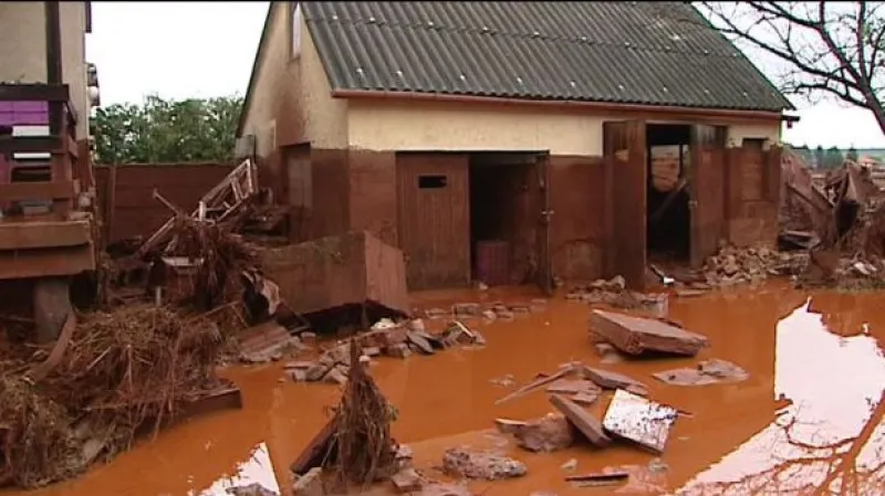 Maďarské obce zaplavil žíravý kal