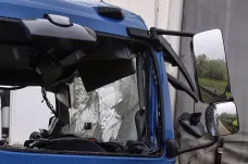Nehoda dvou kamionů zastavila nedaleko Ostravy provoz na dálnici D1