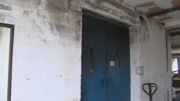 Někde jsou ještě patrné stopy po požáru