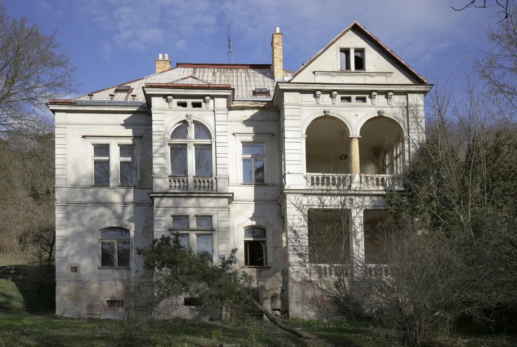 Roztoky u Prahy. Historie vil, přiblížení doby jejich největší slávy a pohnuté osudy jejich obyvatel většinou židovského původu, které zpřetrhala druhá světová válka a nástup komunistického režimu. Unikátní komplex vil z přelomu 19. a 20. století, z nichž některé byly zaneseny mezi kulturní památky, projdeme s historičkou Marcelou Šášinkovou.