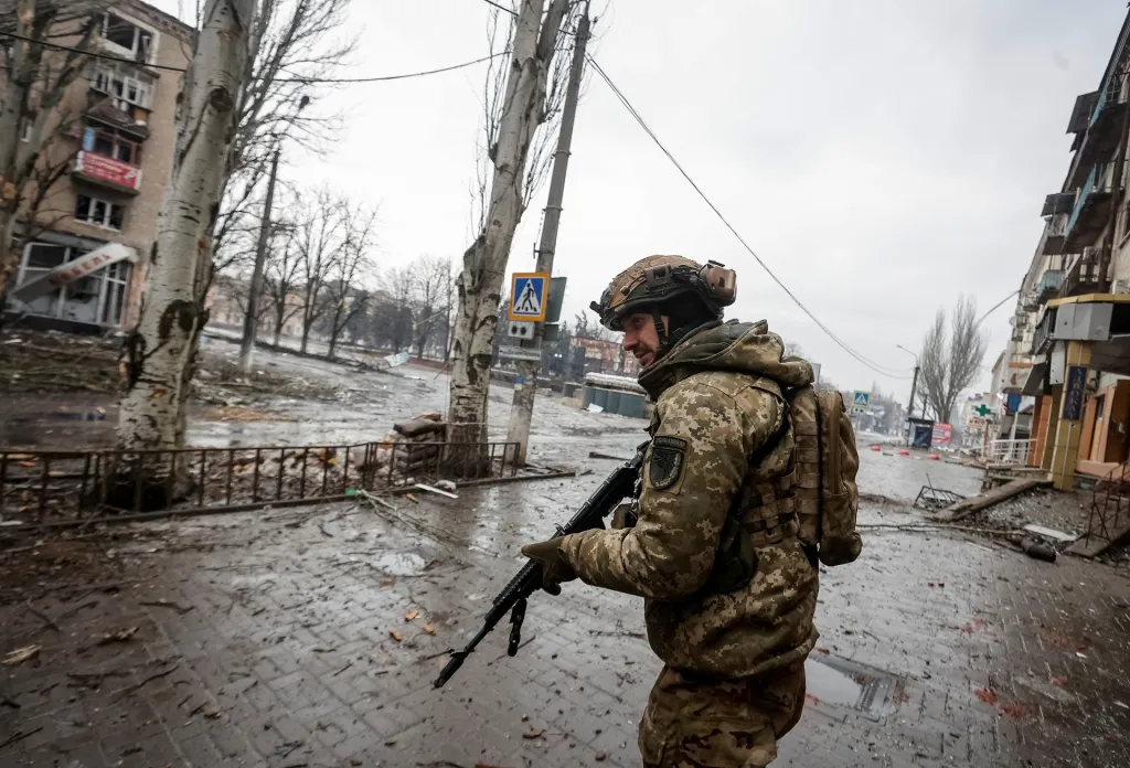 Ukrajinský voják prochází prázdnou ulicí Bachmutu (foceno 25. února 2023)
