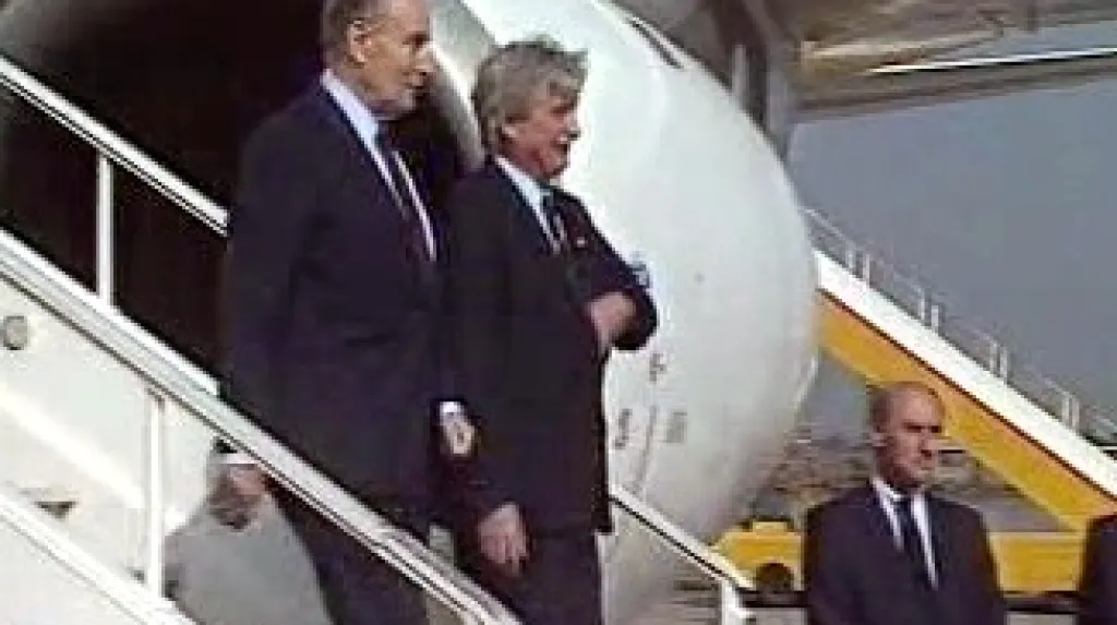 Francois Mitterand přilétá do Prahy