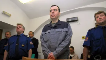 Zdeněk Navrátil (dříve Vocásek) před soudem v Šumperku, snímek z října 2007