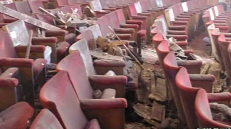 Hlediště divadla Apollo zasypané sutí