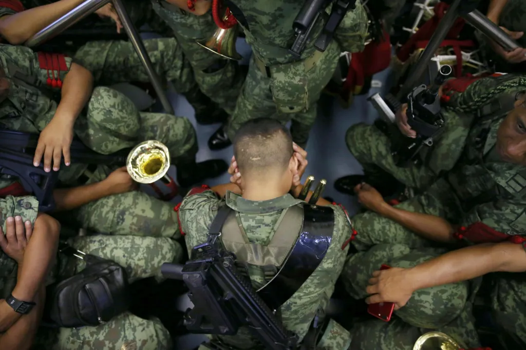 Hudební jednotka cestuje metrem na náměstí Zócalo