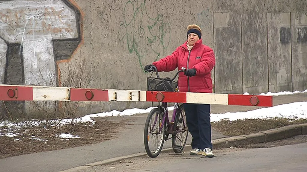 Místní obyvatelé musí čekat téměř při každé cestě