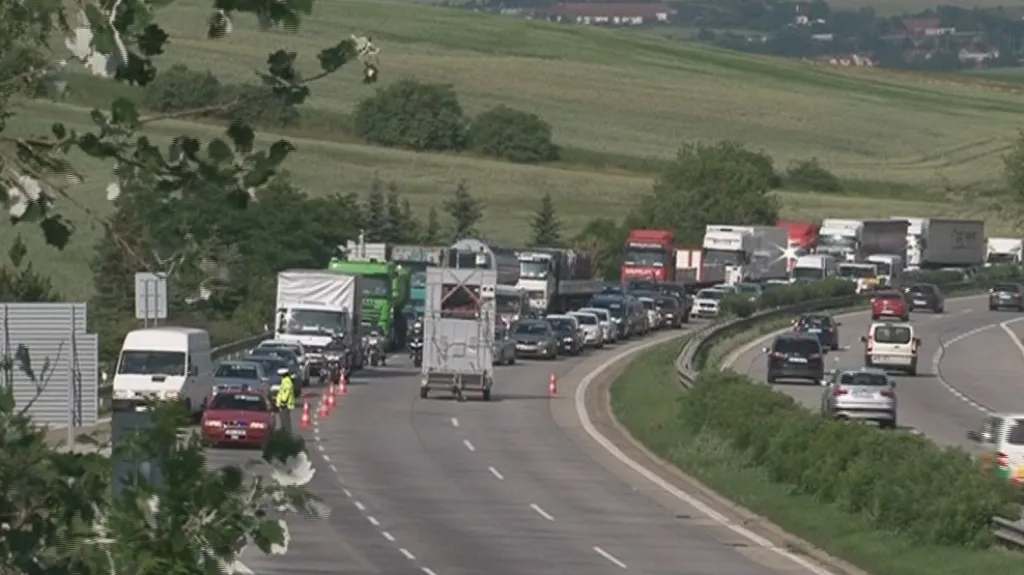 Na dálnici se tvořily dlouhé kolony
