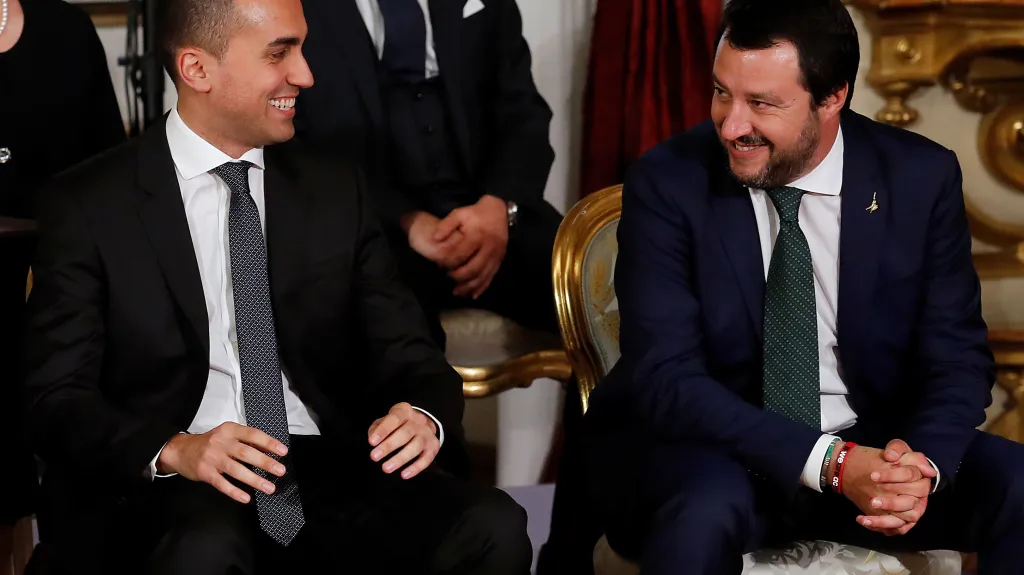 Předseda Hnutí pěti hvězd Luigi Di Maio a šéf Ligy Matteo Salvini