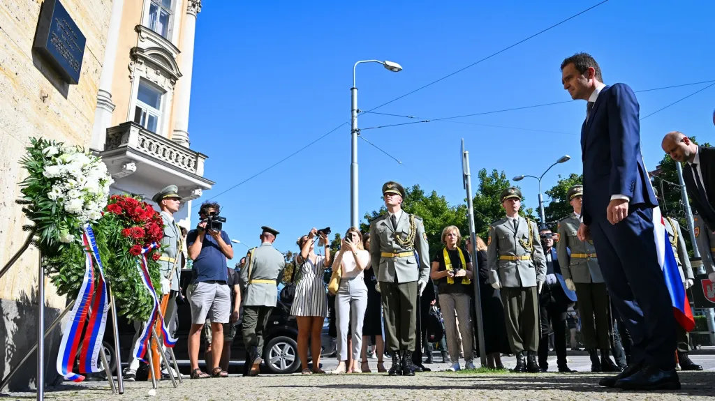 Slovenský premiér Ľudovít Ódor během piety před budovou Univerzity Komenského v Bratislavě