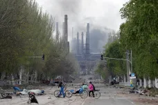 V Mariupolu zůstává na sto tisíc civilistů, uvedl starosta. Ve Lvově a u Kyjeva hřměly silné výbuchy