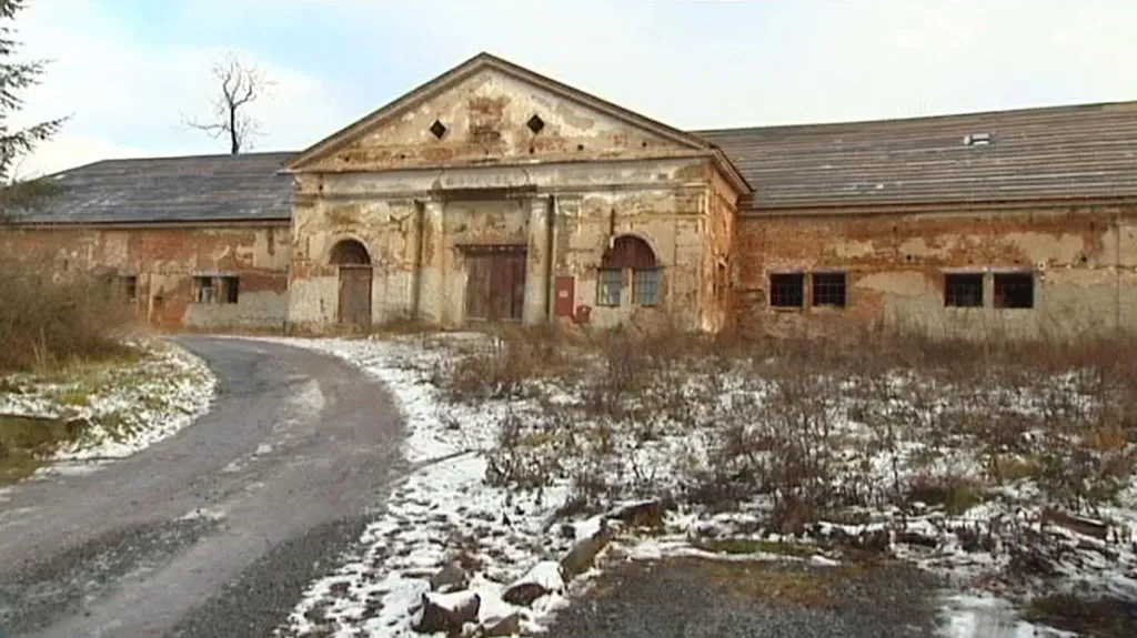 Starý ovčín v zámeckém parku v Raduni