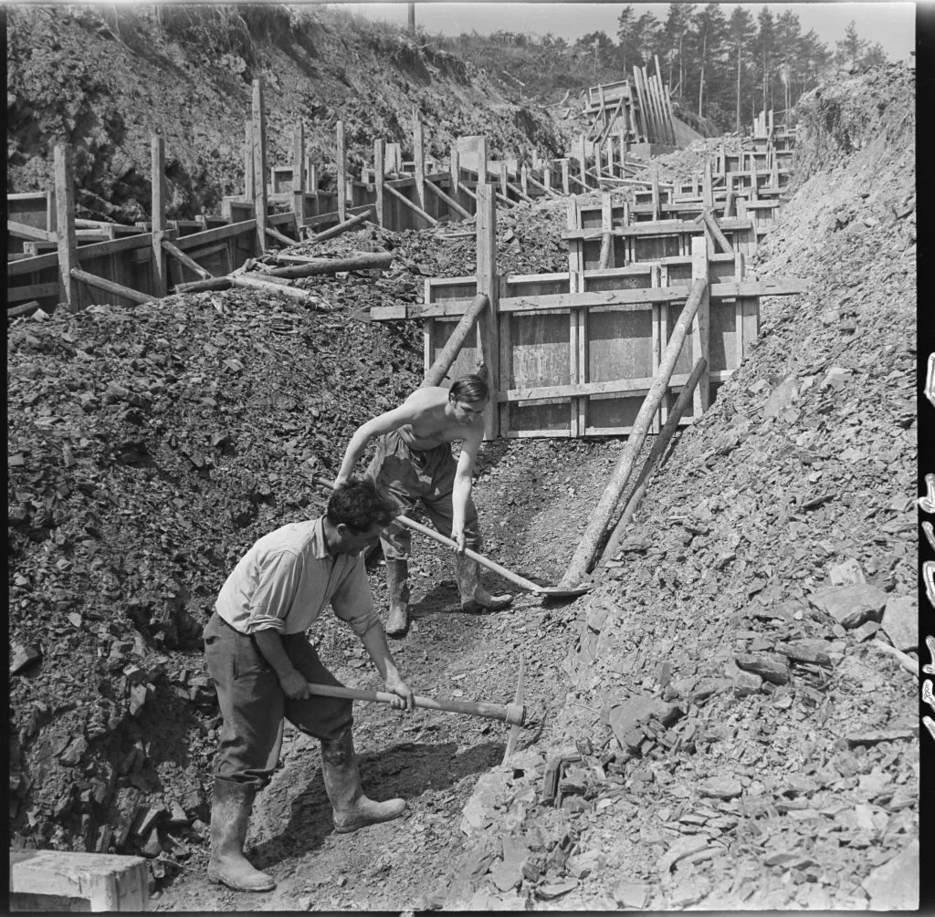 Na stavbě vodní nádrže na Malé Hané u Opatovic na Vyškovsku dokončili dělníci v roce 1972 práce na hlavních objektech celé přehrady, především na odběrné věži vody z vlastní nádrže, vlastní sypané hrázi, skluzu a vývaru vody