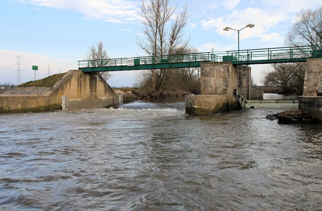 Na 4,7 kilometru řeky Jizery je velmi nebezpečný přepadový jez Otradovice s velkým „vývarem“. Vodáci často podcení výšku a dostanou se do silného vodního válce, ze kterého není možné se bez pomoci dostat ven.