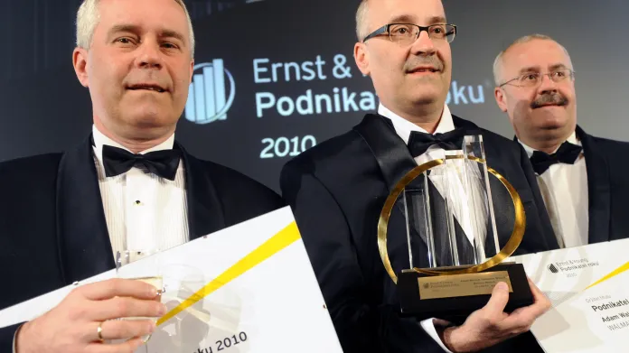 Bratři (zleva) Mariusz, Adam a Valdemar Walachovi ze společnosti Walmark získali ocenění Podnikatel roku 2010