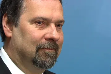 John odchází, necítí podporu v protikorupčním boji