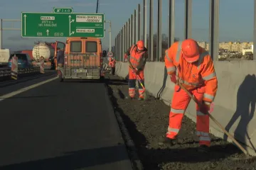 U pražského Šeberova roste protihluková stěna. Podle tamních obyvatel ale není dost vysoká