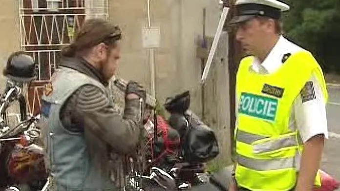 Policista kontroluje motorkáři při dopravněbezpečnostní akci