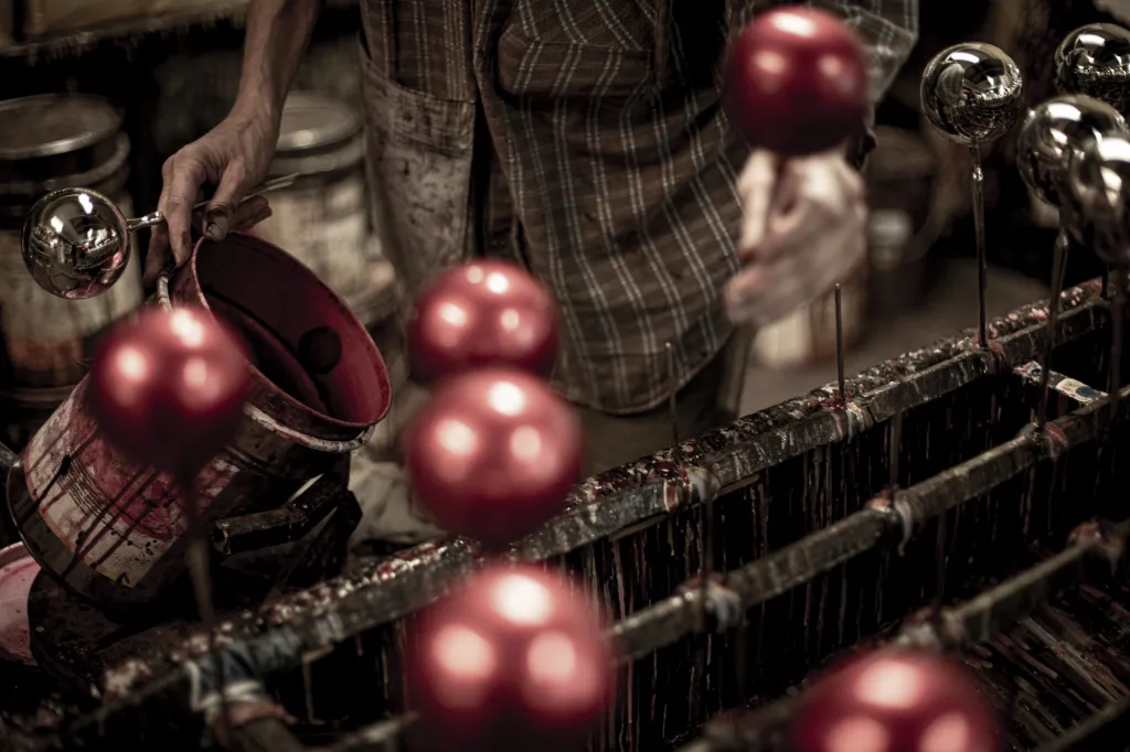 Následně přichází namáčení do barev. V současnosti je možné používat kolem osmi set základních odstínů. Paní Hana Honzáková barví ozdoby již 27 let