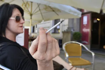 Kuřáci obsadili zahrádky. Obavy z úbytku zákazníků vyvolává zima a déšť