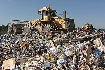 Sněmovna: Skládky nebudou, ale zákaz výkupu kovů neprošel