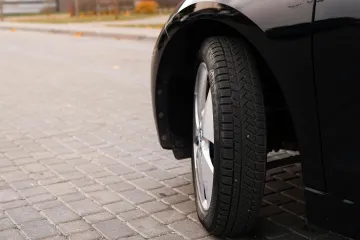 Nákupy zimních pneumatik vrcholí. Stále více řidičů sahá i po celoročních