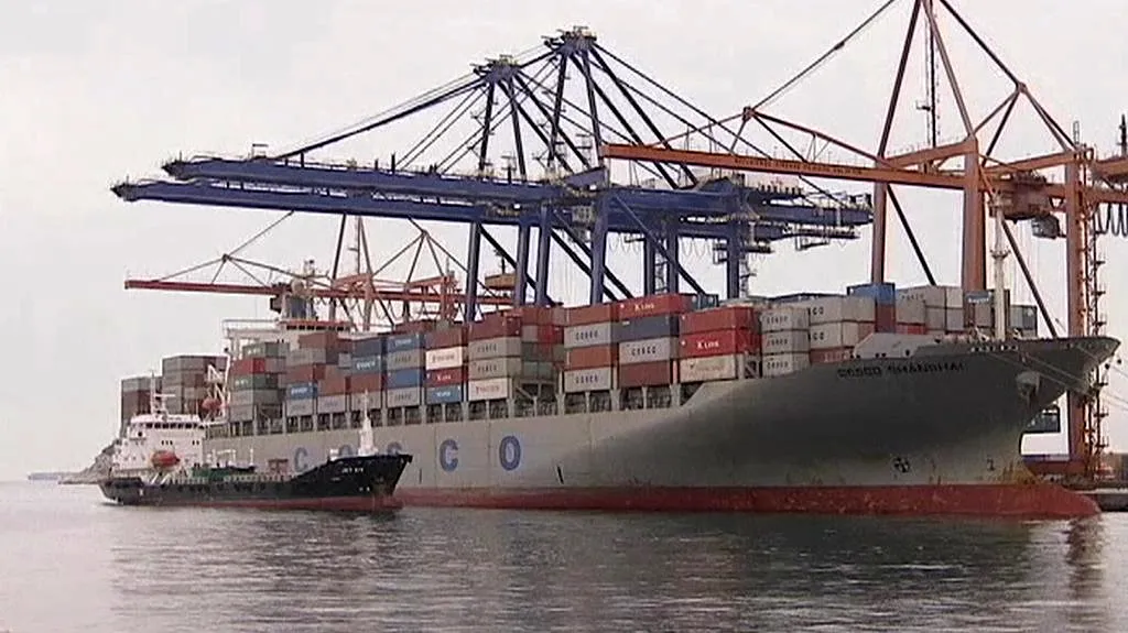Čínská společnost Cosco v Aténském přístavu
